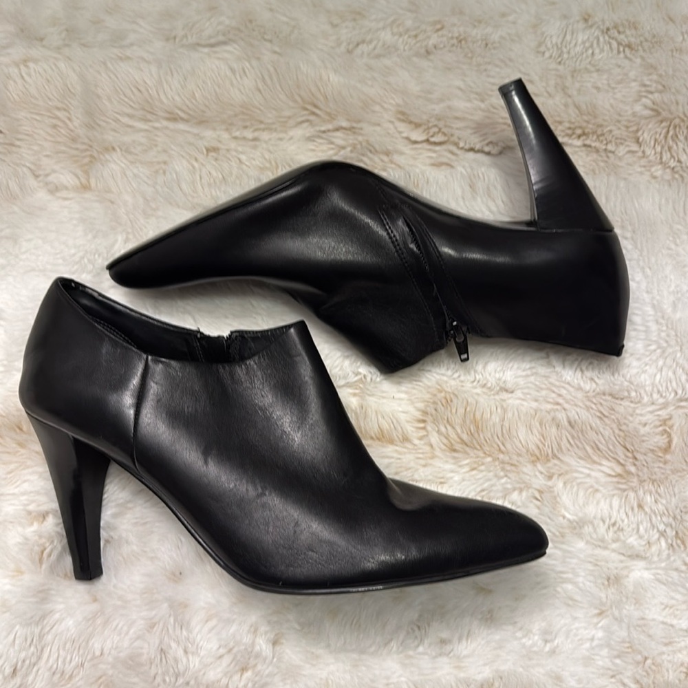 W’s 9.5 Nine West black leather ankle booties.  Never worn!